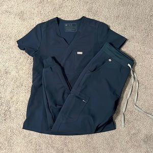 Dark harbor FIGS scrubs Catarina top(XS) / Joggers(S)